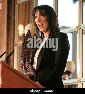 Samantha Cameron nimmt an der Pressepräsentation von Alexander McQueen: Savage Beauty Teil - einer bevorstehenden Ausstellung der Arbeiten des verstorbenen Designers - die vom 4. Mai bis 31. Juli 2011 im Metropolitan Museum of Art in New York, USA, im Ritz Hotel im Zentrum von London stattfinden wird. Stockfoto