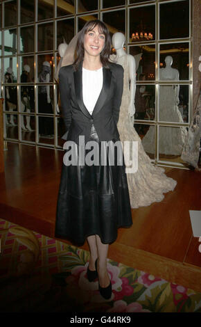 Samantha Cameron nimmt an der Pressepräsentation von Alexander McQueen: Savage Beauty Teil - einer bevorstehenden Ausstellung der Arbeiten des verstorbenen Designers - die vom 4. Mai bis 31. Juli 2011 im Metropolitan Museum of Art in New York, USA, im Ritz Hotel im Zentrum von London stattfinden wird. Stockfoto