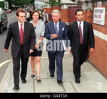 Die Familie von Frau Carole Burwash verließ das Gericht von Westminster Coroner heute (Dienstag), nachdem der Coroner Dr. Paul Knapman ein zufälliges Todesurteil vernahm. (l/r) Son Rupert, Tochter Caroline Buckley, Ehemann Brian Burwash und Sohn Nigel. Siehe PA Story INQUEST Überdosierung. Foto von John Stillwell/PA. Stockfoto