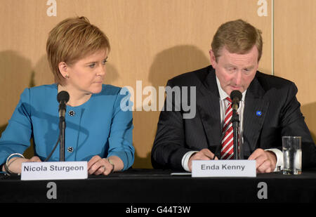 Erster Minister von Schottland Nicola Sturgeon und Taoiseach Enda Kenny auf einer Pressekonferenz während des britisch-irischen Rat Gipfeltreffen veranstaltet von der schottischen Regierung in Glasgow. Stockfoto