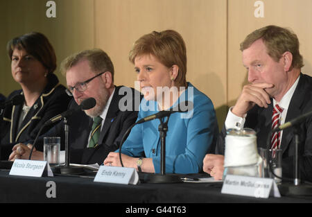 Erster Minister von Schottland Nicola Sturgeon, neben David Mundell, Staatssekretär für Schottland (links) und Taoiseach Enda Kenny (rechts) spricht vor der Presse während des britisch-irischen Rat Gipfeltreffen veranstaltet von der schottischen Regierung in Glasgow. Stockfoto