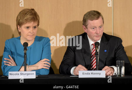 Erster Minister von Schottland Nicola Sturgeon und Taoiseach Enda Kenny auf einer Pressekonferenz während des britisch-irischen Rat Gipfeltreffen veranstaltet von der schottischen Regierung in Glasgow. Stockfoto