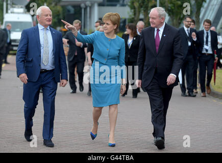 (V.l.) Allan Bell Hauptminister Isle Of Man, Nicola Sturgeon erster Minister von Schottland und Martin McGuinness stellvertretende erste Minister Nordirland während der britisch-irischen Rat Gipfeltreffen veranstaltet von der schottischen Regierung in Glasgow. Stockfoto