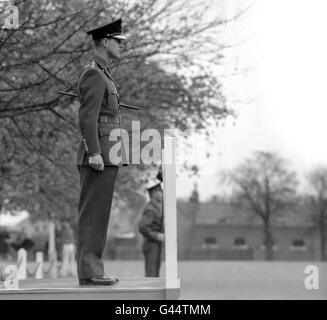 Field Marshall, der Herzog von Edinburgh, in Uniform als Oberst des Regiments, begrüßt den General Salute vor seiner Inspektion der Welsh Guards im Depot der Garde in Caterham, Surrey. Stockfoto