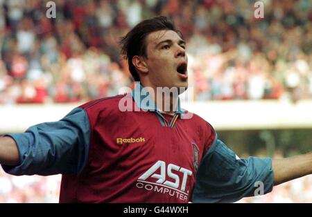 Savo Milosevic feiert gestern (Samstag) im Spiel der FA Carling Premiership in Villa Park sein erstes Tor für Aston Villa gegen Arsenal. Milosevic erzielte im Unentschieden von 2-2 das zweite Tor von Villa. Foto Barry Batchelor/PA. Stockfoto