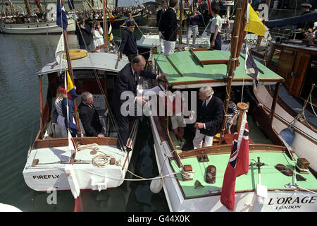 Der Herzog von Edinburgh tritt an Bord des Bootes des Fernsehmoderators Raymond Baxter (rechts) während der Führung des Herzogs durch die Dunkirk Little Ships in Dover als Teil des 50. Jahrestages der Evakuierung. Stockfoto