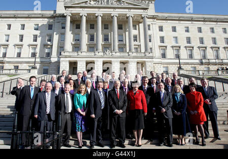 Der erste Minister und DUP-Chef Peter Robinson (Mitte, rote Krawatte) und Arlene Foster (Mitte, rote Jacke) präsentieren ihr Wahlteam in Stormont, Belfast. Stockfoto