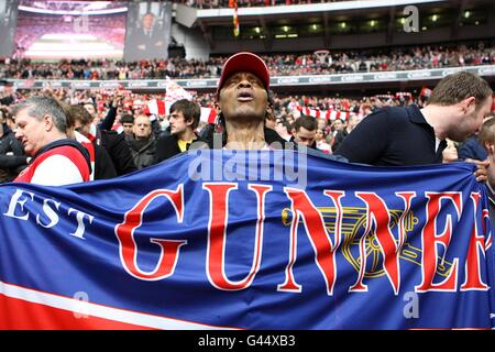 Fußball - Carling Cup - Finale - Arsenal gegen Birmingham City - Wembley Stadium. Ein Arsenal-Fan auf den Tribünen Stockfoto