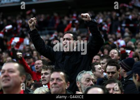 Fußball - Carling Cup - Finale - Arsenal gegen Birmingham City - Wembley Stadium. Ein Arsenal-Fan auf den Tribünen Stockfoto