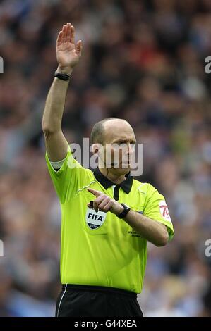 Fußball - Carling Cup - Finale - Arsenal gegen Birmingham City - Wembley Stadium. Mike Dean, Schiedsrichter Stockfoto