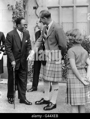 Der Herzog von Edinburgh und Dr. Kwame Nkrumah, Präsident von Ghana, teilen einen Witz rund um dessen Spazierstock, während Prinzessin Anne auf dem Gelände des Balmoral Castle in Schottland schaut. Stockfoto