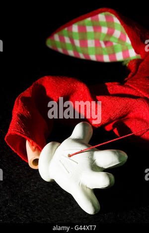 Nahaufnahme einer Zeichenfolge Marionette liegend aufgegeben. Stockfoto