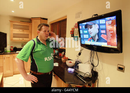 Gerard, der Bruder des irischen Cricketers Kevin O'Brien, schaut sich sein Spiel gegen England beim ICC Cricket World Cup an, bei Gerard in Terenure, Dublin, Irland. Stockfoto