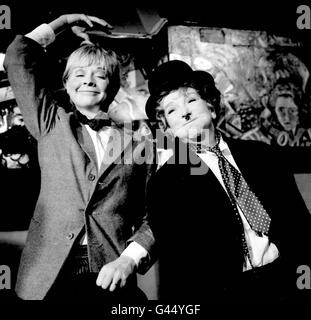 Die weibliche Laurel und Hardy sind die britischen Schauspielerinnen Susannah York (links) und Beryl Reid. In der Filmversion von Frank Marcus' Stück "The Killing of Sister George" machen sie einen Ausschlag der alten Comics für eine schicke Kleidszene. Stockfoto