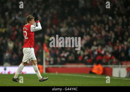 Fußball - FA Cup - Fünfte Runde - Replay - Arsenal gegen Leyton Orient - Emirates Stadium. Nicklas Bendtner von Arsenal applaudiert den Fans, als er durch Teamkollegen Jack Wilshere ersetzt wird Stockfoto