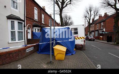 Die Polizei von West Midlands versiegelt ein Haus in der Whateley Road, Handsworth, Birmingham, in dem die Leiche einer 18-jährigen Frau gefunden wurde. Stockfoto