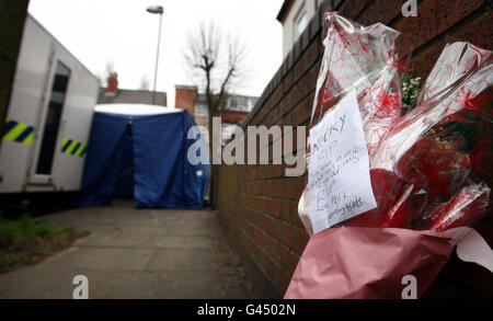 Eine blumige Hommage an eine Mauer, als die Polizei von West Midlands ein Haus in Whateley Road, Handsworth, Birmingham, versiegelt, wo der Leichnam einer 18-jährigen Frau gefunden wurde. Stockfoto