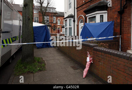 Eine blumige Hommage an eine Mauer, als die Polizei von West Midlands ein Haus in Whateley Road, Handsworth, Birmingham, versiegelt, wo der Leichnam einer 18-jährigen Frau gefunden wurde. Stockfoto