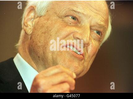 Sir James Goldsmith hält seine Rede vor der Volksentscheidungspartei Konferenz heute in Brighton (Sa) Bild von Fiona Hanson Stockfoto