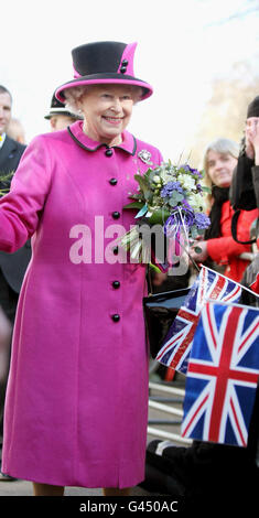 Queen Elizabeth II begrüßt die Menschenmassen nach dem Besuch des Warwickshire Justice Center in Leamington Spa. Stockfoto