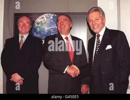 Sir Peter Bonfield (r), Chief Executive von British Telecom, schüttelt Hände mit American Telephone Riesen MCI Präsident und chief Operations Officer Gerry Taylor, heute (Sonntag) in London, nachdem es verkündet wurde, die beiden Unternehmen hatten einen Fusionsvertrag eingegangen. BT sagte in einer Erklärung, dass das Angebot ein neues Unternehmens - Konzert - schaffen würde, das "eine führende globale Unternehmen gut positioniert, um den sich rasch entwickelnden Telekommunikationsbranche nutzen" wäre. Auch auf der linken Seite abgebildet ist Robert Brace, Finanzdirektor der British Telecom. Vgl. PA Geschichte Industrie BT Foto von David Giles/PA Stockfoto