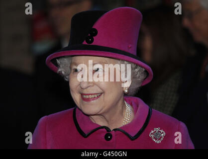 Königin Elizabeth II lächelt während ihres Besuchs im Royal Shakespeare Theatre in Stratford-upon-Avon. Stockfoto