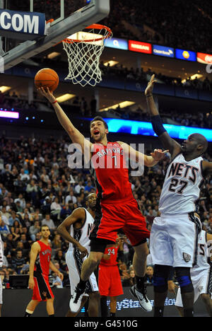 Basketball - NBA - Game One - New Jersey Nets gegen Toronto Raptors - o2 Arena. Andrea Bargnani von Toronto Raptors (links) hat während des NBA-Spiels in der o2 Arena in London auf Johan Petro von New Jerseys Nets geschossen. Stockfoto