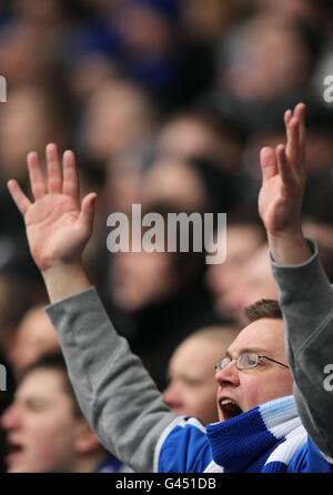 Fußball - Barclays Premier League - Birmingham City / West Bromwich Albion - St. Andrew's. Ein Birmingham City Fan singt auf den Tribünen Stockfoto