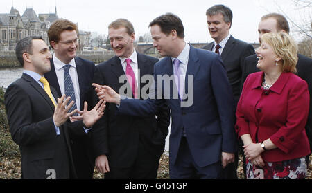 Nick Clegg, Vorsitzender der Liberaldemokraten (Mitte), scherzt mit den Parteimitgliedern Alex Cole-Hamilton (links), Danny Alexander (2. Links), Tavish Scott (3. Links), Michael Moore (5. Links), Callum Leslie (hinten rechts verdeckt) und Katy Gordon (vorne rechts) während einer Fotoansage am River Tay in Perth, Schottland. Stockfoto