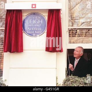 Sir John Mills enthüllt eine besondere Gedenktafel für die Schauspielerin Vivien Leigh, die für ihre Rolle als Scarlett O'Hara in Gone With The Wind berühmt ist, am 54 Eaton Square, London, heute (Weds), wo sie neun Jahre lang von 1958 bis zu ihrem Tod im Alter von 53 Jahren lebte. Siehe PA Story SHOWBIZ Leigh. Foto von Fiona Hanson. Stockfoto