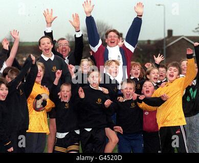 Springen vor Freude Herr Tony Darby (in Suit), der Schulleiter der Banovallum School, Horncastle, Lincolnshire, mit Schülern in einem P.E. Unterricht an der Schule heute (Di). In einer Tabelle der PA News, die die Verbesserung der GSCE-Ergebnisse unter allen englischen Schulen misst, erzielte Banovallum den höchsten prozentualen Anstieg. Foto von John Giles/PA. SIEHE PA GESCHICHTE BILDUNG Tabellen verbessern. Stockfoto