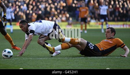 Fußball - Barclays Premier League - Wolverhampton Wanderers gegen Tottenham Hotspur - Molineux. Steven Pienaar von Tottenham Hotspur (links) und Nenad Milijas von Wolverhampton Wanderers (rechts) kämpfen um den Ball Stockfoto