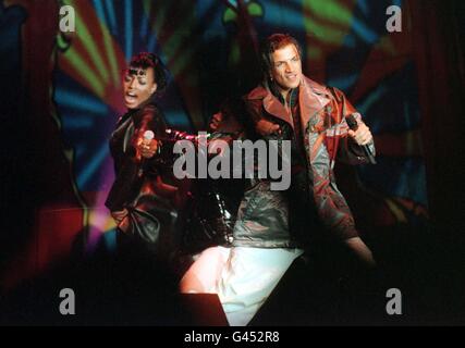Peter Andre tritt gestern Abend mit einem unbekannten Sänger live auf der Bühne in Newcastle auf {THURSDAY} am Eröffnungsabend der SMASH Hits TOUR '96. Von Owen Humphreys/PA Stockfoto