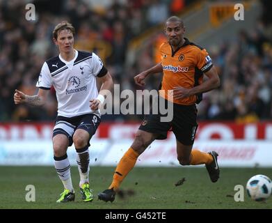 Tottenham Hotspur's Roman Pavlyuchenko (links) und Wolverhampton Wanderers' Karl Henry (Rechts) in Aktion Stockfoto