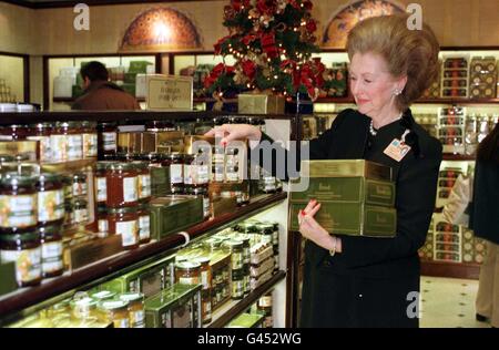 Raine Gräfin de Chambrun dient während ihrer täglichen Arbeit Erfahrung als Verkäuferin bei Harrods International in drei Heathrows Terminal Abflug-Lounge. Ehemaligen Stiefmutter von der Prinzessin von Wales, der vor kurzem ein Direktor von Harrods International wurde, verbrachte heute (Samstag) eine acht-Stunden-Schicht im Kaufhaus auf dem geschäftigen Flughafen arbeiten. Foto von Tim Ockenden/PA. Stockfoto