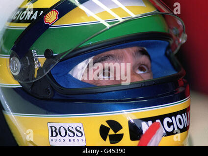 Der verstorbene brasilianische Formel-1-Pilot Ayrton Senna beobachtet den Zeitmesser aus dem Cockpit seines Autos während des Trainings für den Grand Prix von Europa 1993 im Doddington Park. Williams der Teamchef von Renault, Frank Williams, wird wegen Totschlags wegen des Todes von Ayrton Senna beim Großen Preis von San Marino im Mai 1994 vor Gericht stehen. Die erste Anhörung ist für den 20. Februar in Imola geplant. Siehe PA Story AUTO Williams. Stockfoto