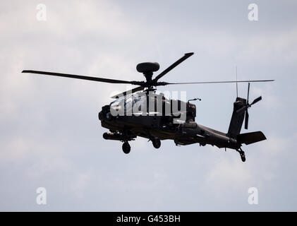 BERLIN / Deutschland - 3. Juni 2016: Boing AH-64 Apache Flüge am Flughafen Schönefeld, Berlin / Deutschland am 3. Juni 2016 Stockfoto