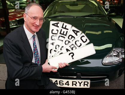 Transport-Sekretärin-Sir George Young hält vier Kennzeichen in London heute Morgen (di) nach dem Start ein Konsultationspapier über mögliche Änderungen des derzeitigen Systems der Fahrzeug-Kennzeichen. Das Dokument beschreibt eine Anzahl von Alternativen für den Ersatz des derzeitigen Systems und könnte gehören Vorschläge für American-Style "Eitelkeit Platten". Vgl. PA Geschichte TRANSPORT Platten. Foto von John Stillwell/PA. Stockfoto