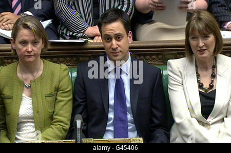 (Von links nach rechts) Schatten-Innenministerin Yvette Cooper, Labour-Parteivorsitzender Ed Miliband und stellvertretende Vorsitzende der Labour Party Harriet Harman während der Fragen des Premierministers im Unterhaus, London. Stockfoto