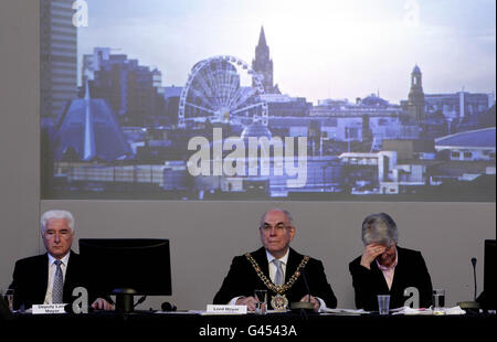 Oberbürgermeister Mark Hackett (Mitte) leitet eine Sitzung zur Genehmigung der Budgetkürzungen des Stadtrats von Manchester im Rathaus von Manchester. Stockfoto