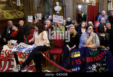 Eine Sitzung zur Genehmigung der Haushaltskürzungen des Stadtrats von Manchester findet im Rathaus von Manchester statt. Stockfoto