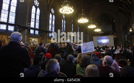 Eine Sitzung zur Genehmigung der Haushaltskürzungen des Stadtrats von Manchester findet im Rathaus von Manchester statt. Stockfoto