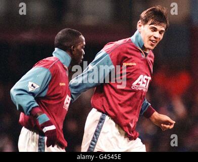 Aston Villa gegen Wimbledon : Savo Milosevic (rechts) feiert heute (Sonntag) mit Teamkollege Dwight Uork, nachdem er das vierte Tor von Villa (sein zweites) gegen Wimbledon während des FA Carling Premiership-Spiels in Villa Park erzielt hatte. Foto von Rui Vieira/PA. Stockfoto