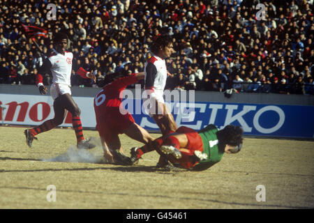 Liverpooler Torhüter Bruce Grobbelaar hält einen Rückprall von Flamengos Adilio (l) aus dem Einsteigen nicht auf und erzielt 2:0. Ebenfalls abgebildet sind Liverpools Alan Hansen (6) und Flamengos Lico. Stockfoto