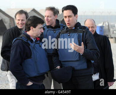 Arbeitsleiter Ed Miliband (zweiter rechts), Schattenverteidigungsminister Jim Murphy (zweiter links) und Schattenaußenminister Douglas Alexander, zusammen mit ITN-Politikredakteur Tom Bradby (links) im Camp Bastion in der Provinz Helmand Stockfoto