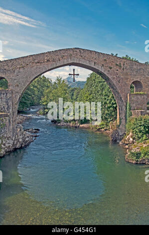 Cangas De Onis, Asturien, Spanien, artige Römerbrücke über den Fluss Sella Stockfoto