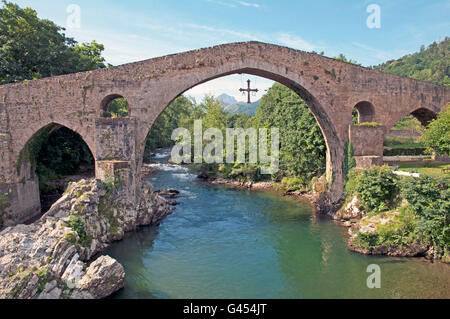 Cangas De Onis, Asturien, Spanien, artige Römerbrücke über den Fluss Sella Stockfoto