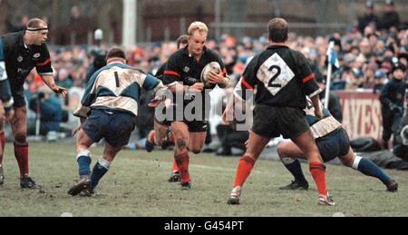 Der Südafrikaner Francois Pienaar hat heute (Samstag) bei seinem Debütspiel Away to Bath eine Ladung für Saracens erhalten. Foto Barry Batchelor/PA. Stockfoto