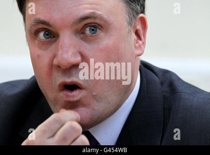 Shadow Chancellor Ed Balls bei einem Besuch in einem Rentnerclub im Nelson Hall Community Centre in Edinburgh. Stockfoto