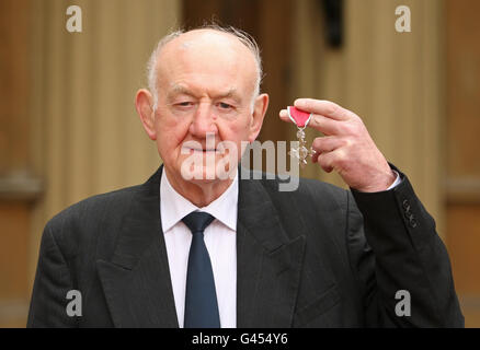 Ray French mit seiner MBE-Medaille, überreicht von der britischen Königin Elizabeth II. Während einer Investiturzeremonie im Buckingham Palace im Zentrum von London. Stockfoto